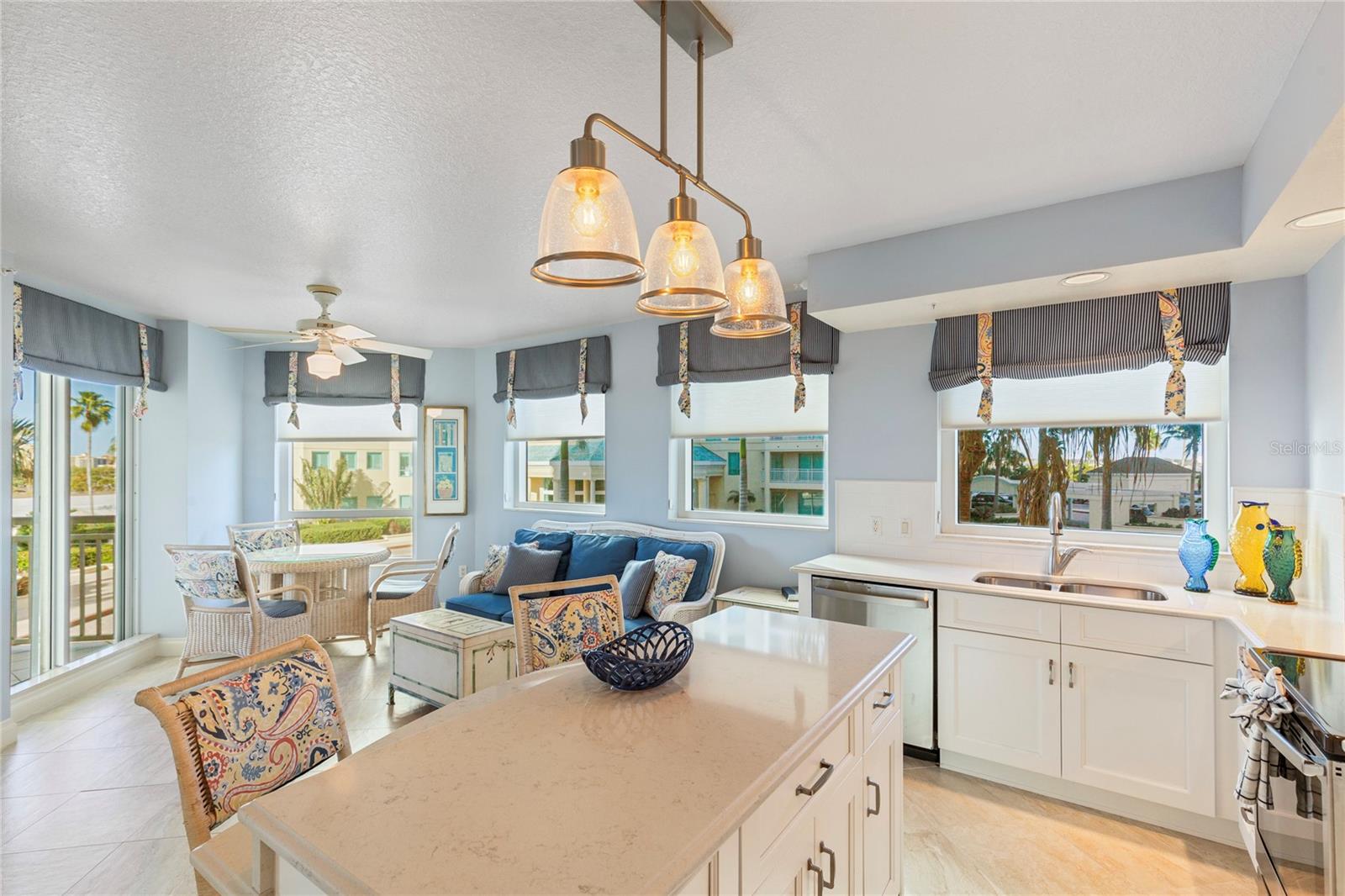 Listing photo id 17 for 1180 Gulf Boulevard 202