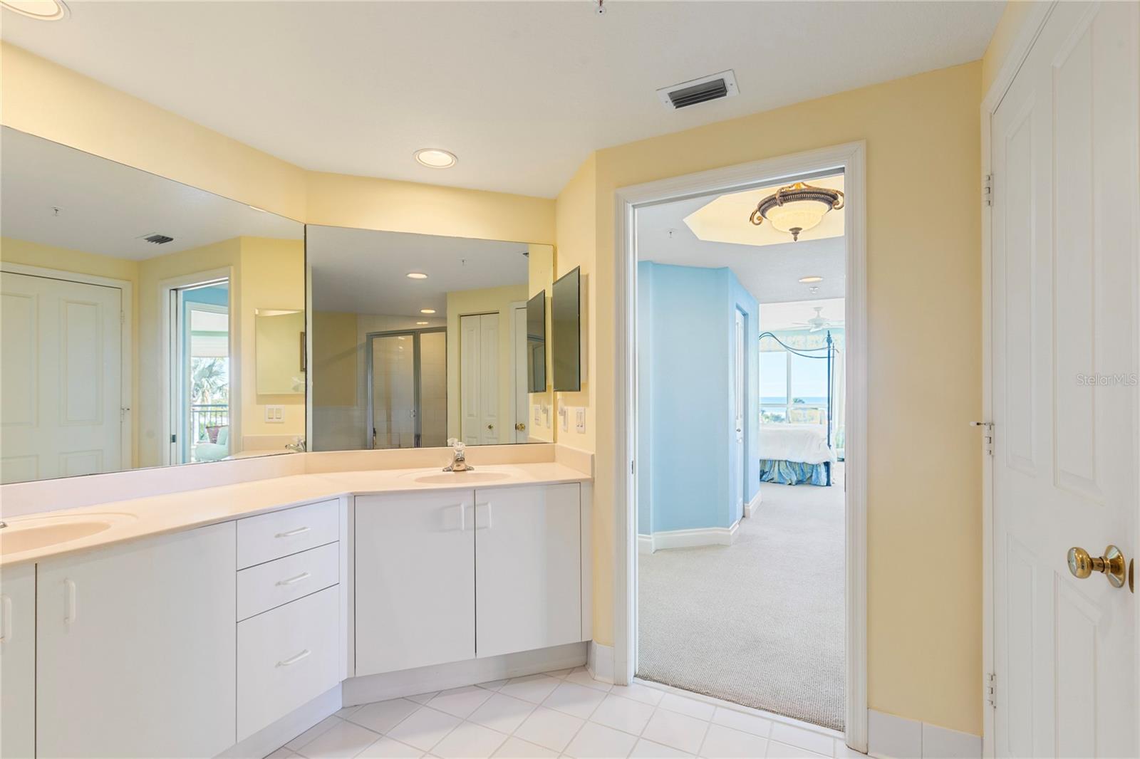 Listing photo id 21 for 1180 Gulf Boulevard 202