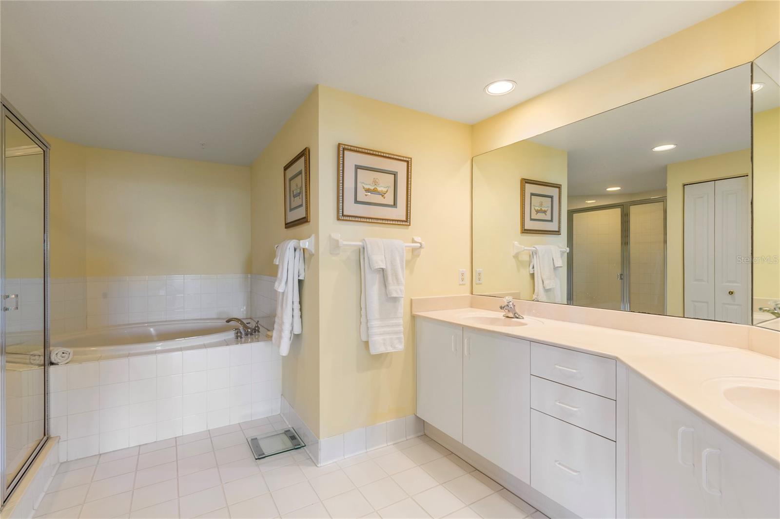 Listing photo id 22 for 1180 Gulf Boulevard 202