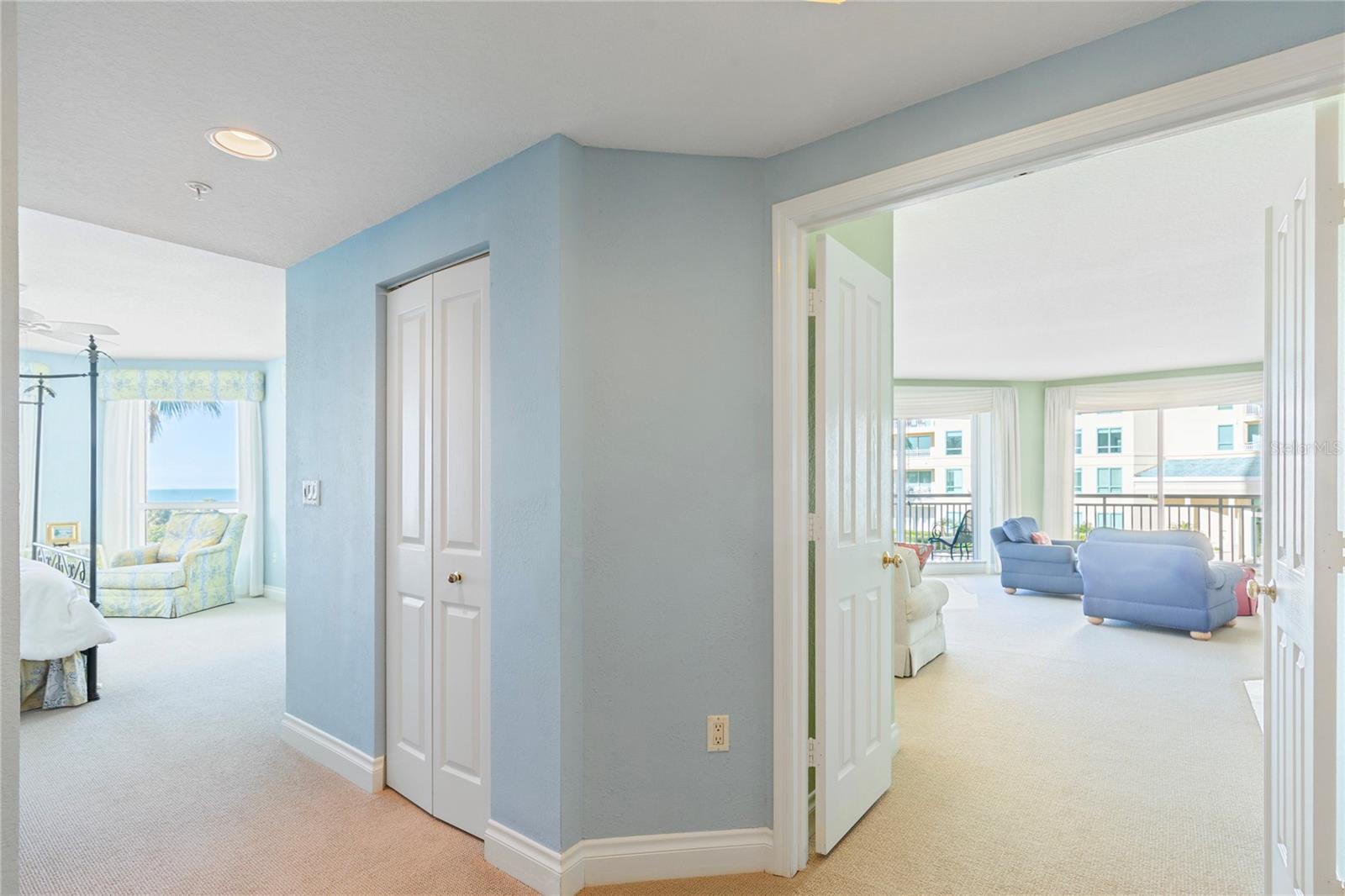 Listing photo id 24 for 1180 Gulf Boulevard 202