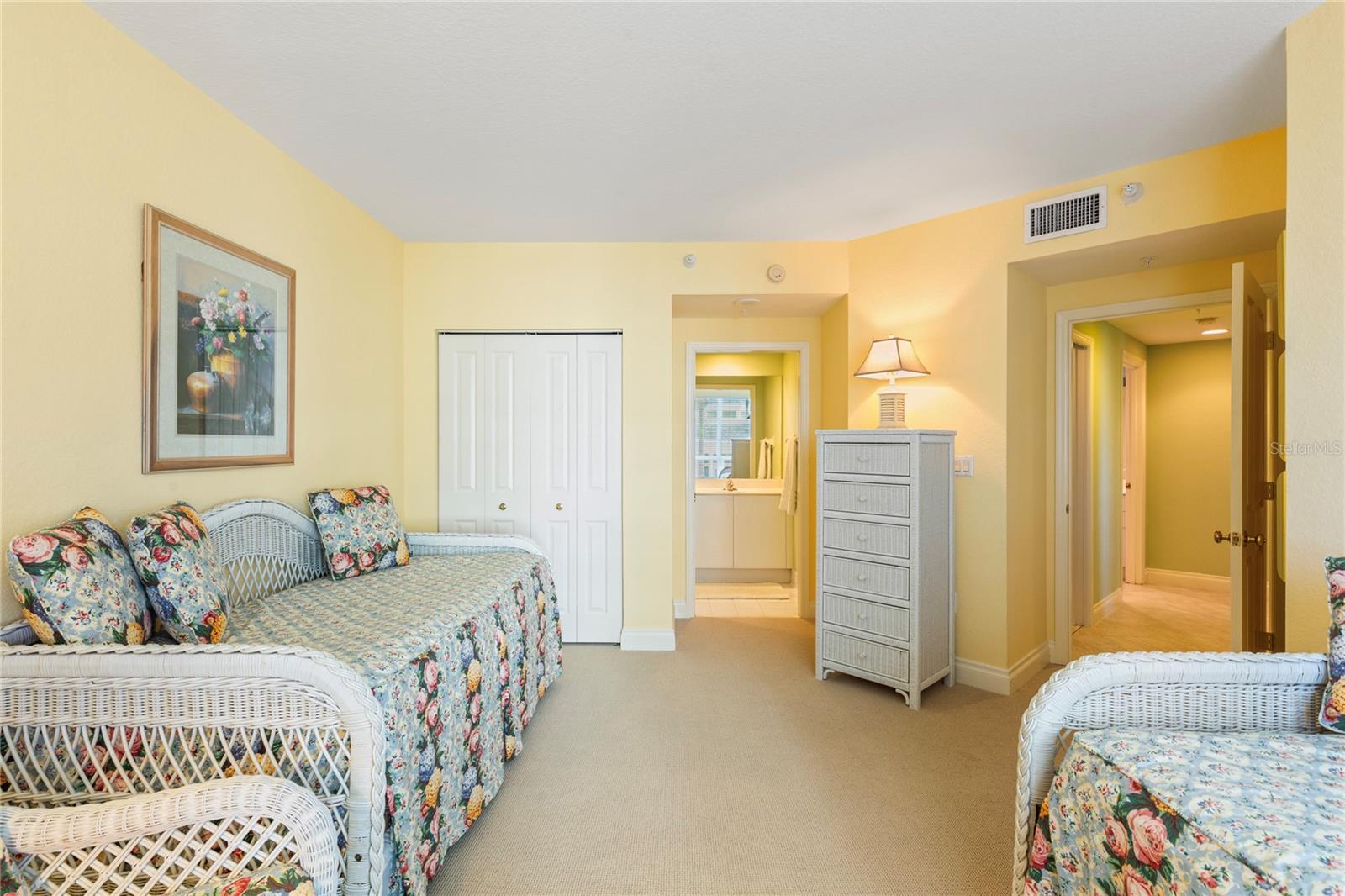 Listing photo id 33 for 1180 Gulf Boulevard 202