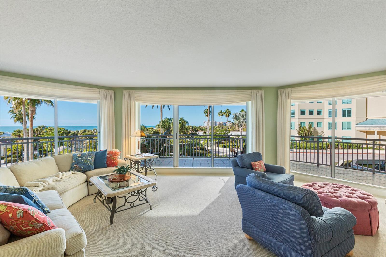 Listing photo id 4 for 1180 Gulf Boulevard 202