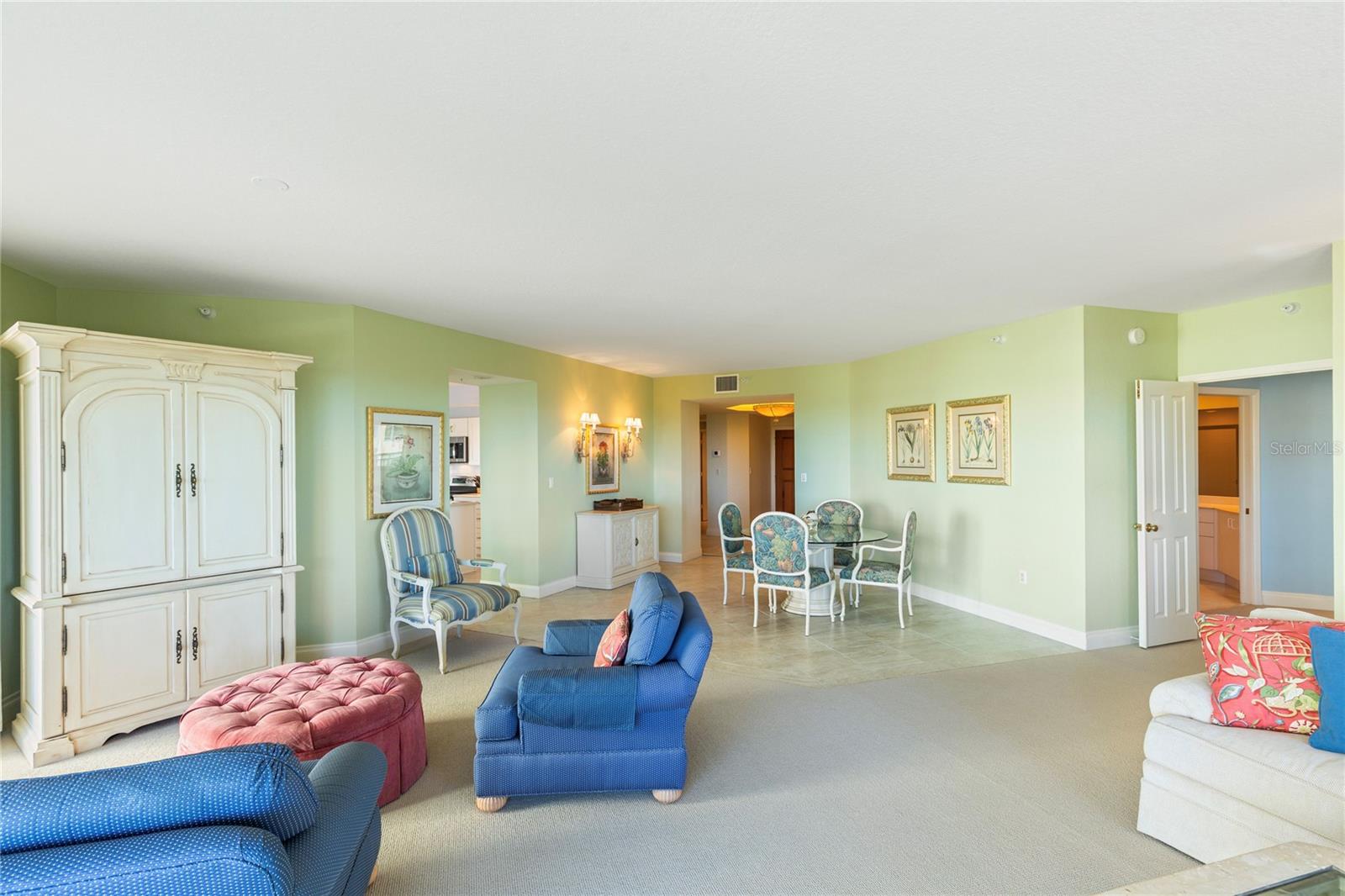 Listing photo id 6 for 1180 Gulf Boulevard 202