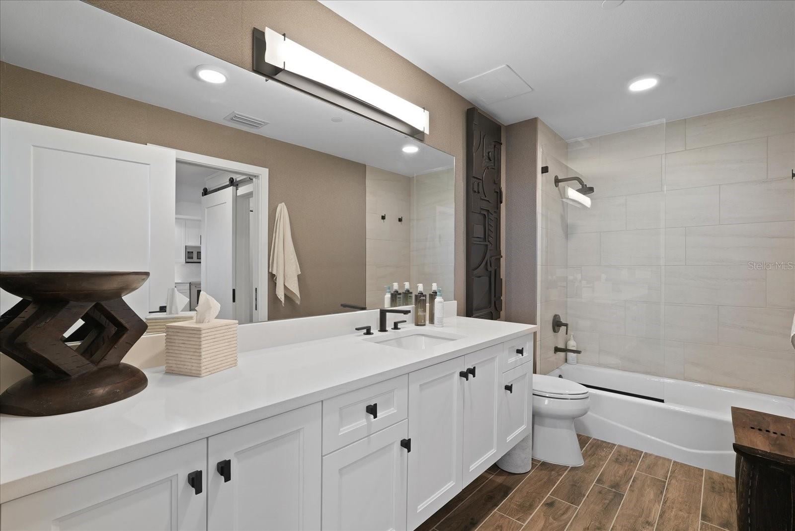 Image 24 of 59 For 125 Island Way 602