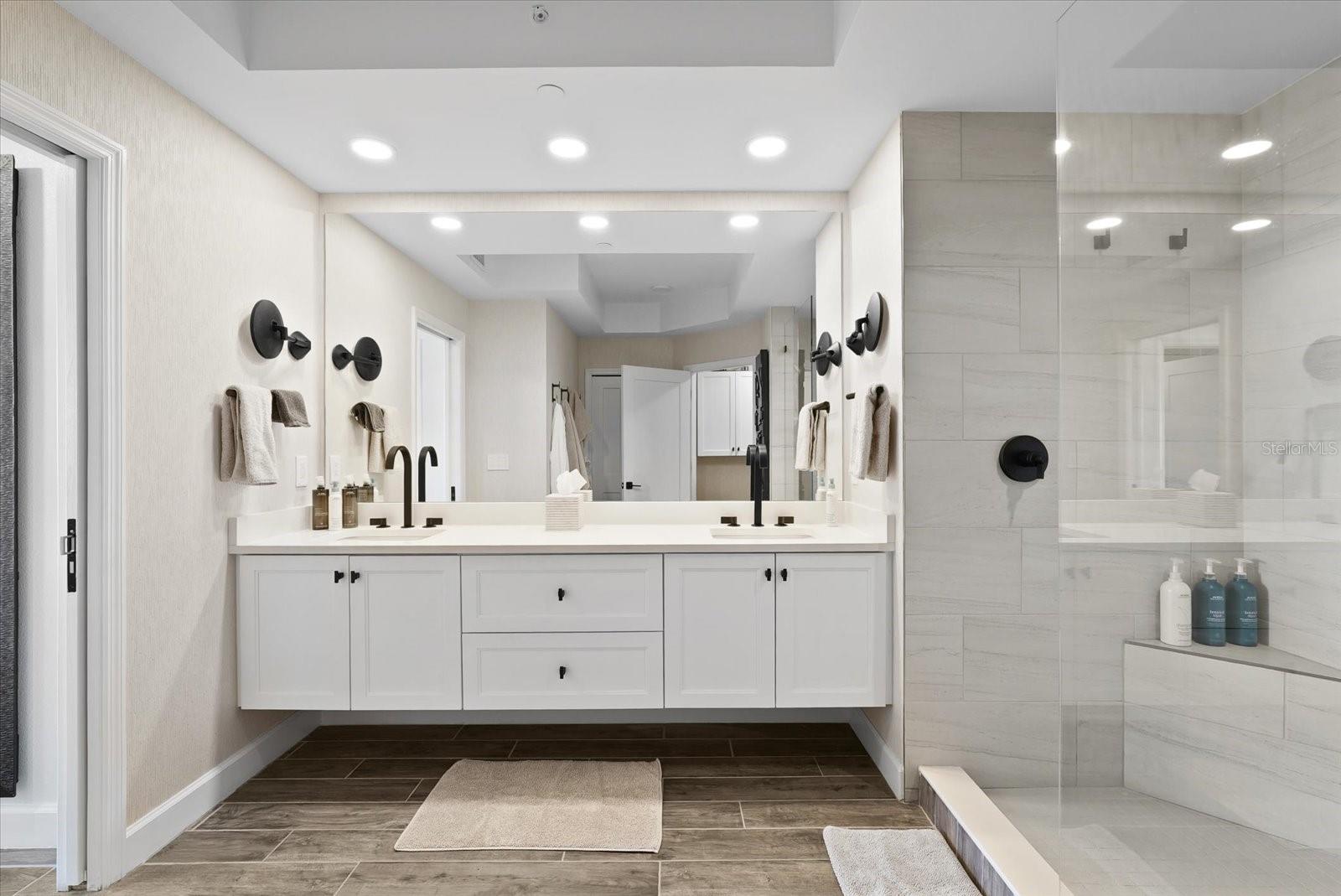 Image 39 of 59 For 125 Island Way 602