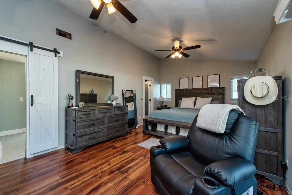 Listing photo id 11 for 4110 Meadow Run Lane