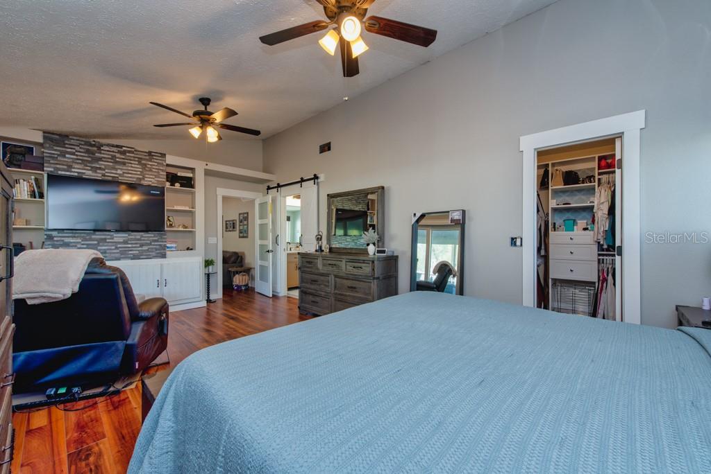 Listing photo id 12 for 4110 Meadow Run Lane