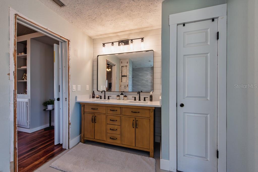 Listing photo id 13 for 4110 Meadow Run Lane