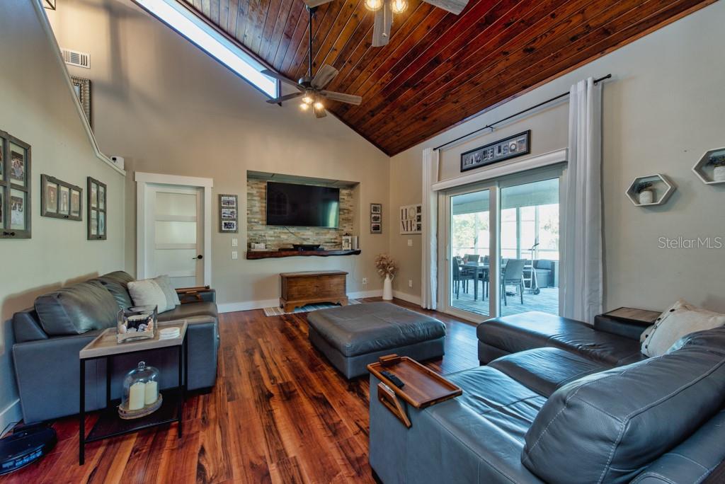 Listing photo id 2 for 4110 Meadow Run Lane