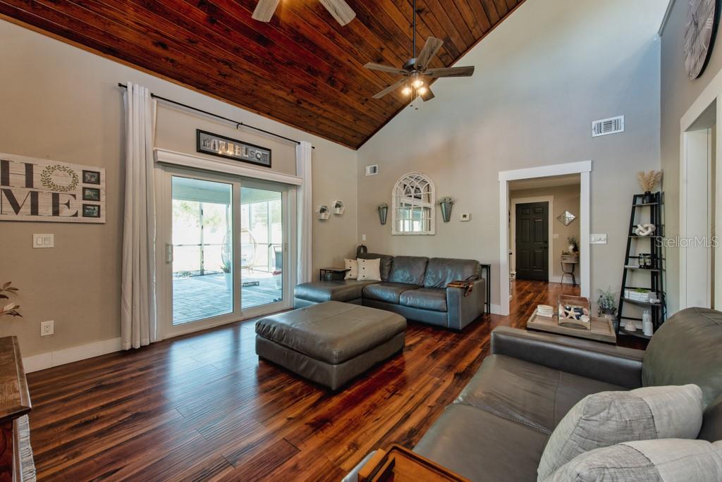 Listing photo id 3 for 4110 Meadow Run Lane