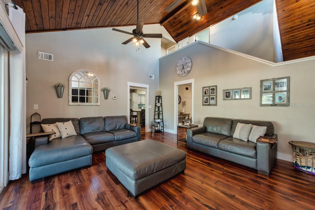 Listing photo id 4 for 4110 Meadow Run Lane