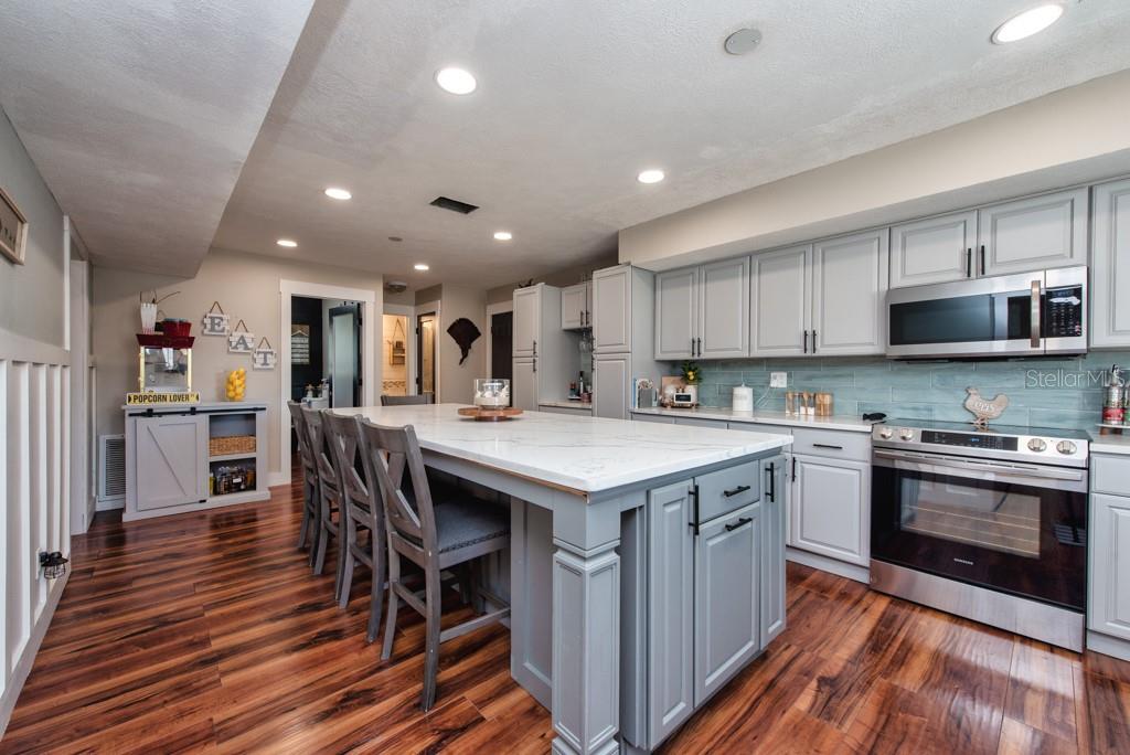 Listing photo id 5 for 4110 Meadow Run Lane