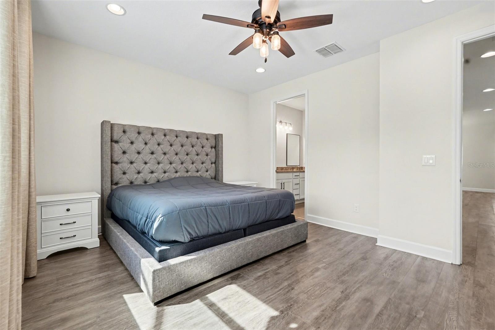 Image 17 of 28 For 30008 Vienna Woods Lane