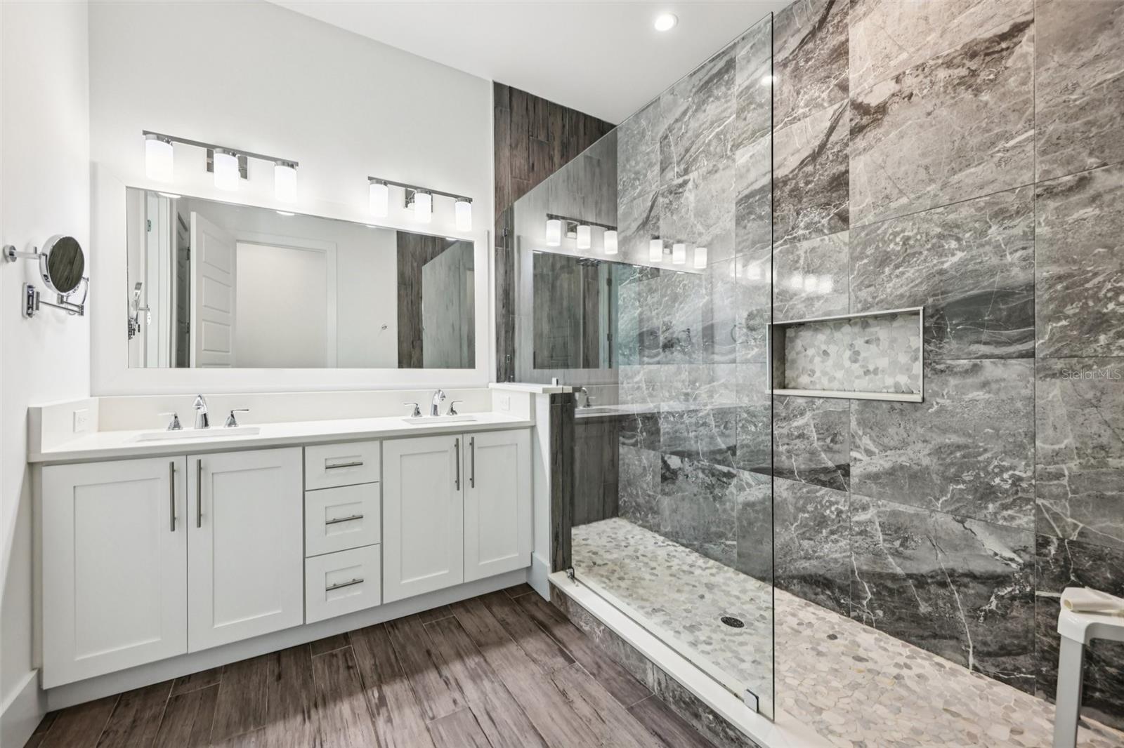 Image 27 of 45 For 2924 Huntington Street