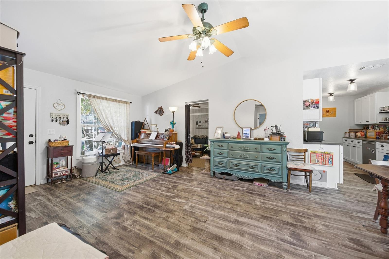 Image 4 of 19 For 2725 Glenview Drive