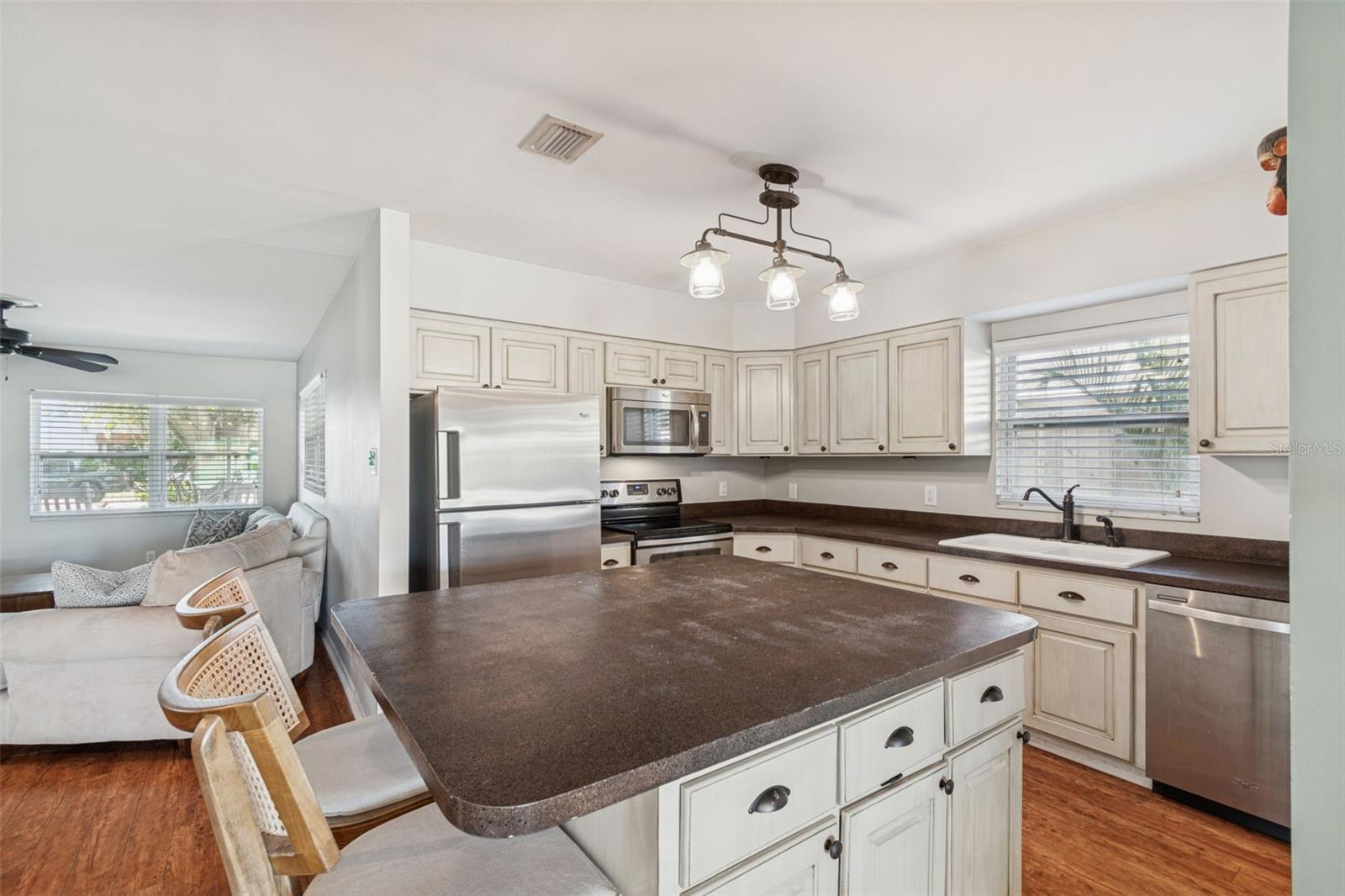 Image 18 of 41 For 805 Lincoln Avenue