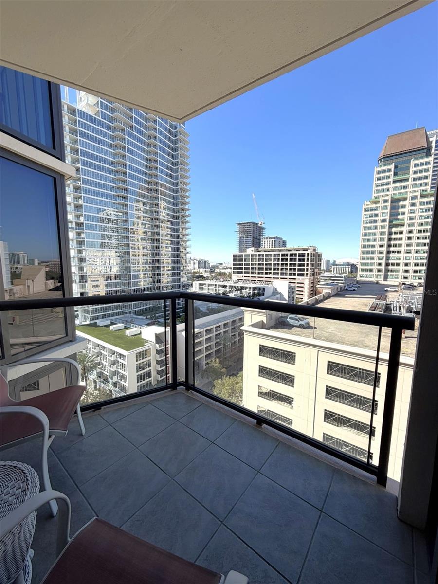 Image 16 of 47 For 1 Beach Drive Se 1310