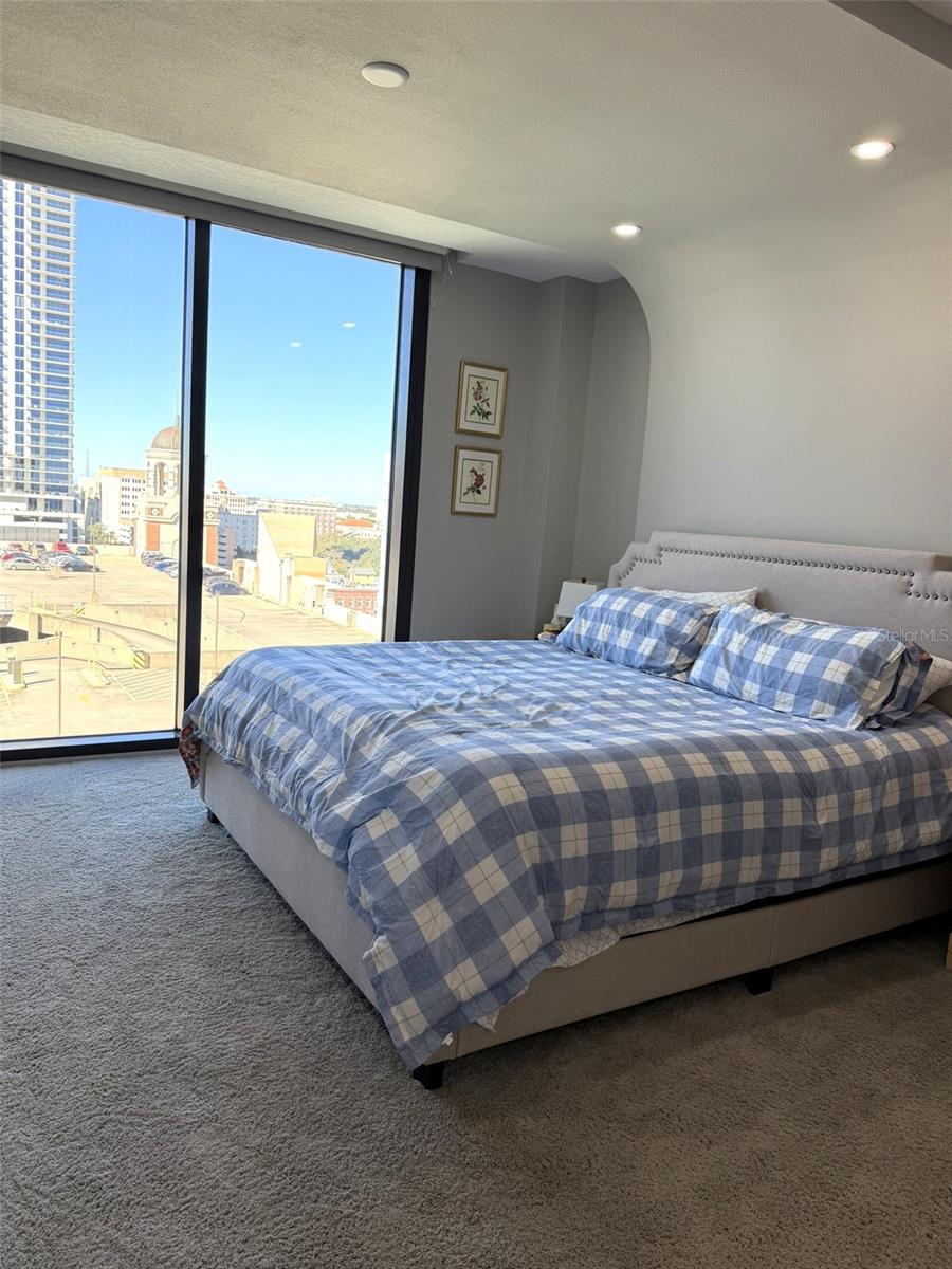 Image 18 of 47 For 1 Beach Drive Se 1310