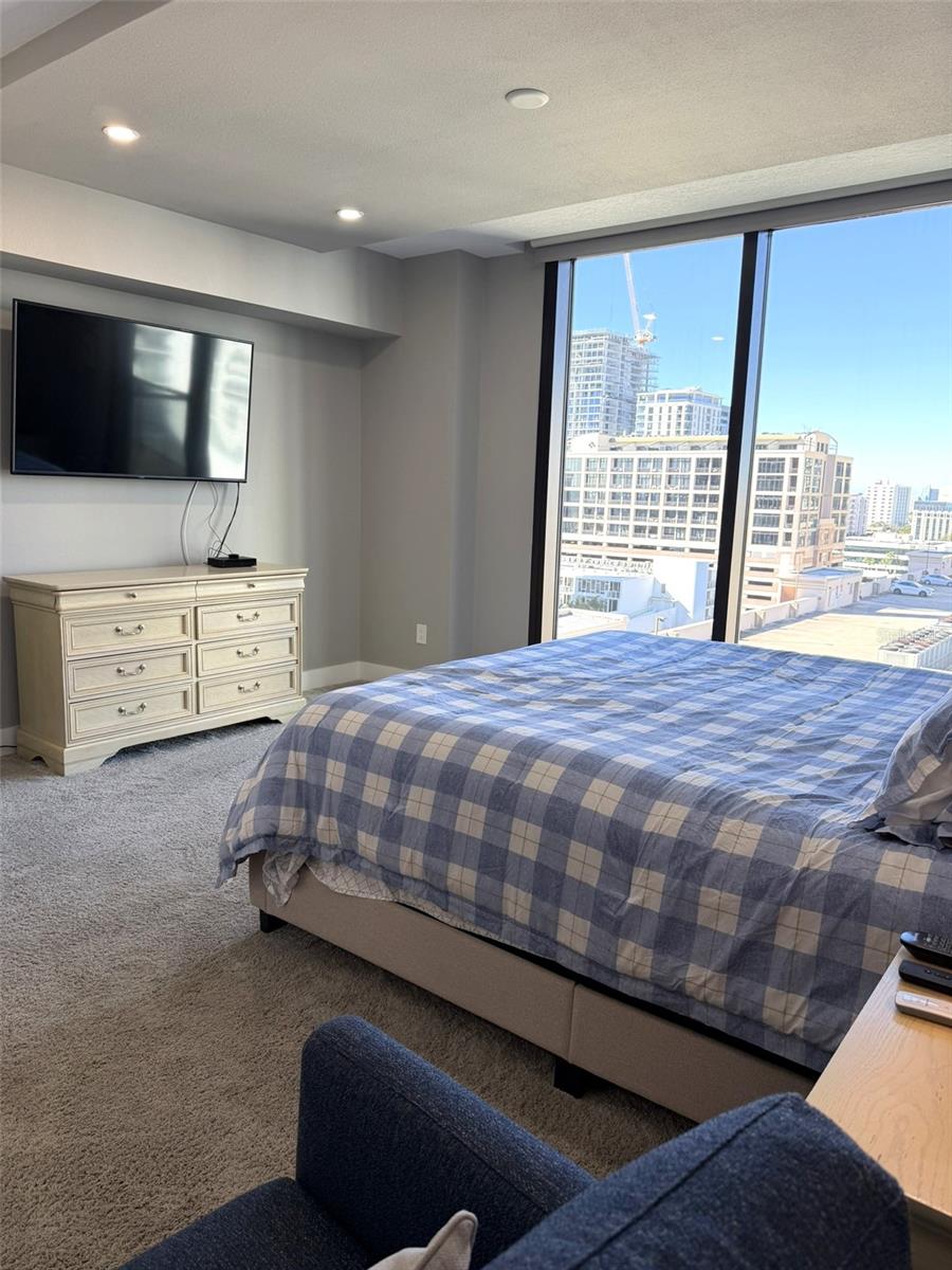 Image 19 of 47 For 1 Beach Drive Se 1310