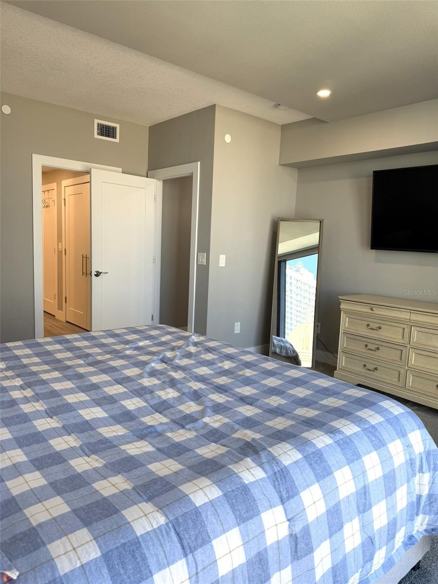 Image 20 of 47 For 1 Beach Drive Se 1310