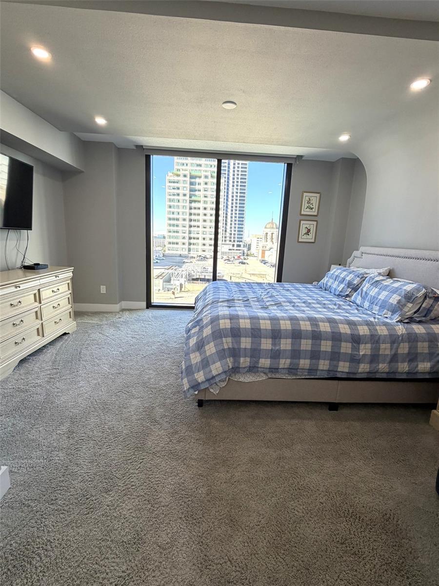 Image 21 of 47 For 1 Beach Drive Se 1310