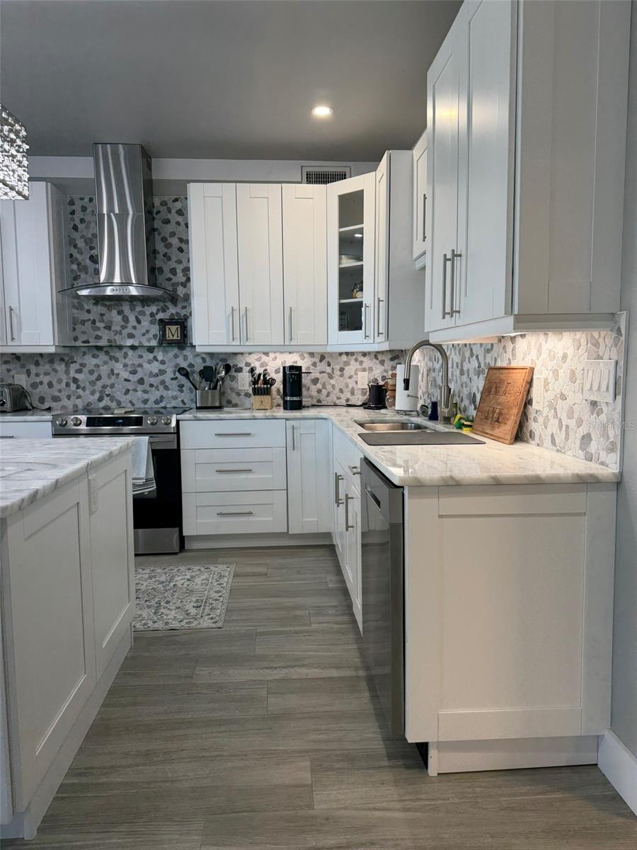 Image 6 of 47 For 1 Beach Drive Se 1310