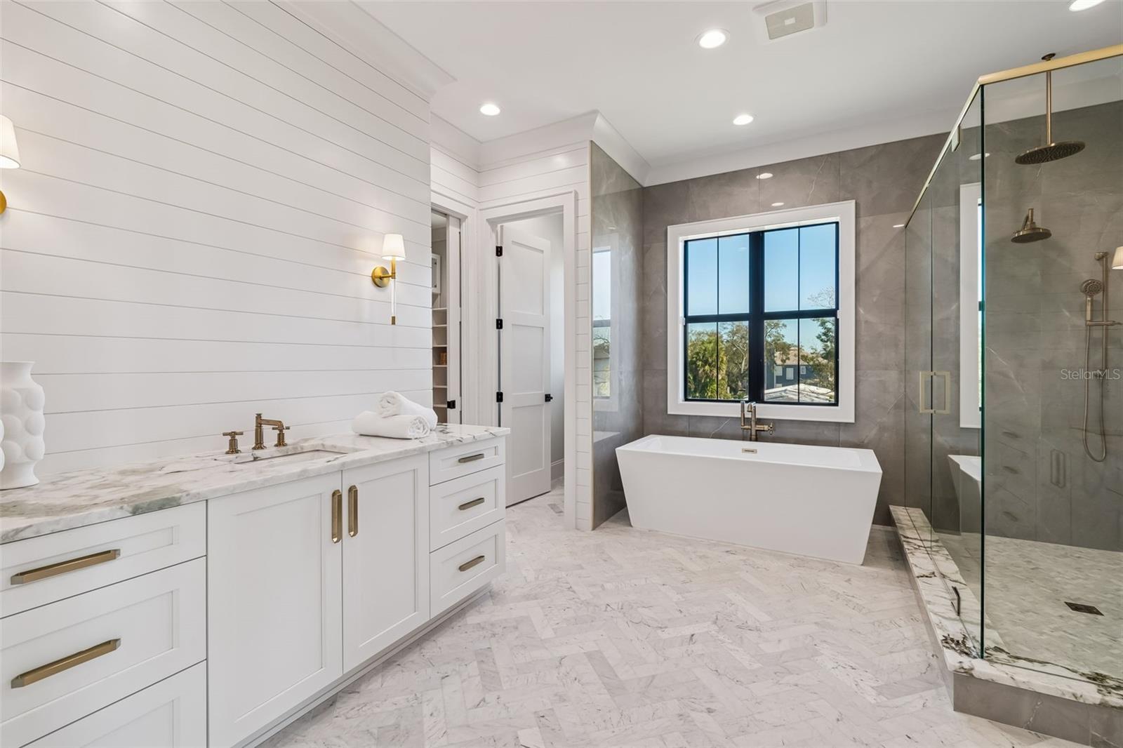 Image 36 of 67 For 5032 Longfellow Avenue