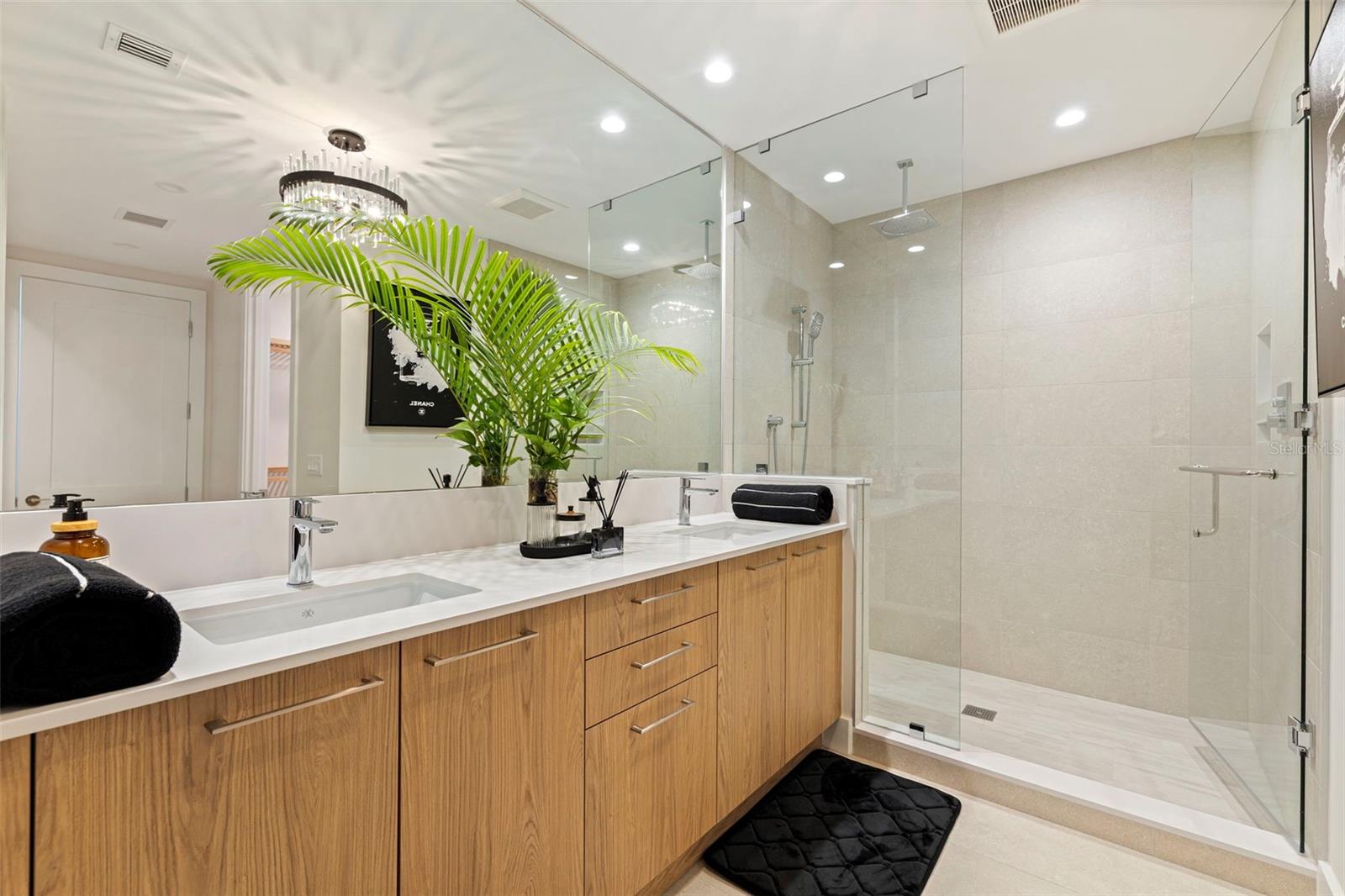 Image 32 of 86 For 275 1st Avenue S 3003