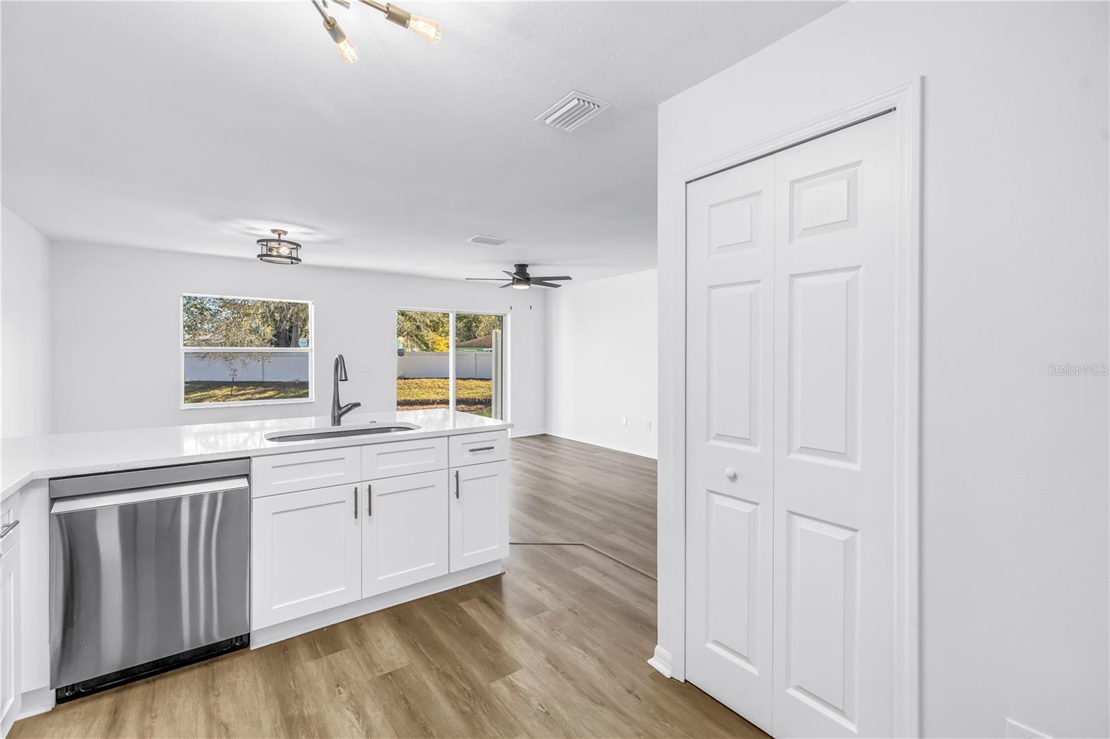 Image 9 of 60 For 8517 Edgewater Place Boulevard