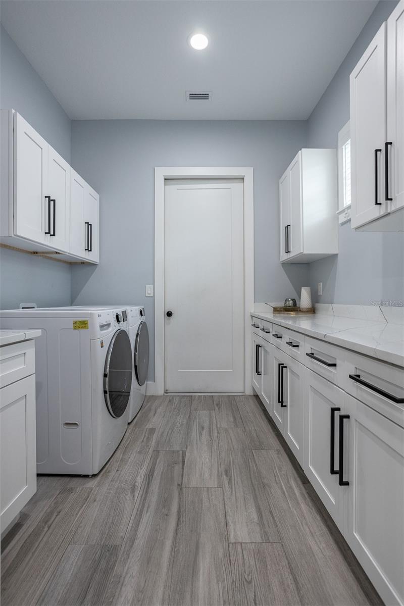 Image 24 of 35 For 3301 Dewey Street