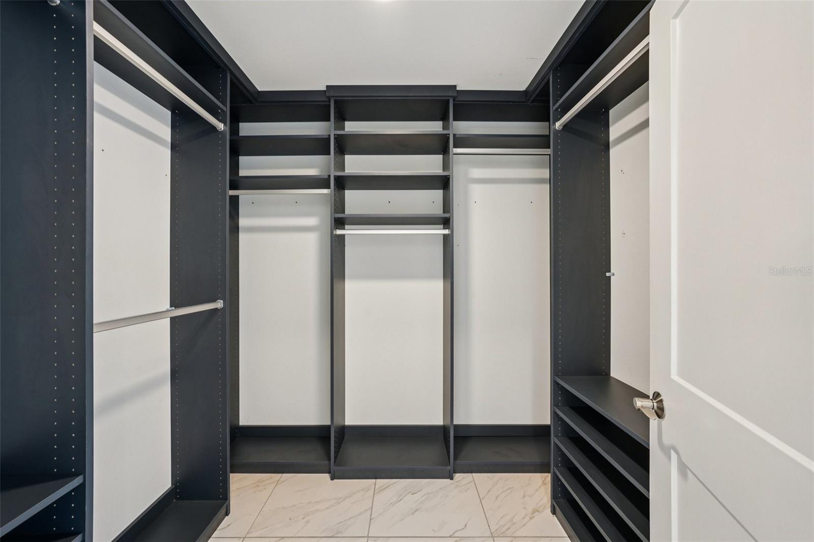 Listing photo id 10 for 125 Island Way 404