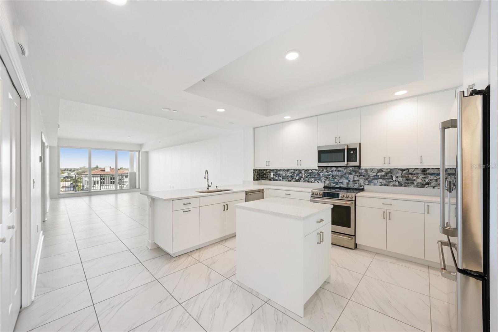 Listing photo id 13 for 125 Island Way 404