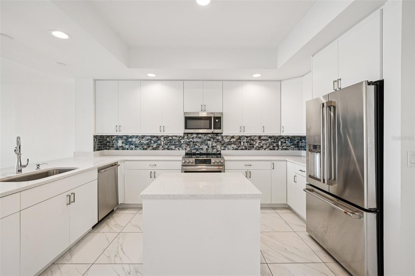 Listing photo id 14 for 125 Island Way 404