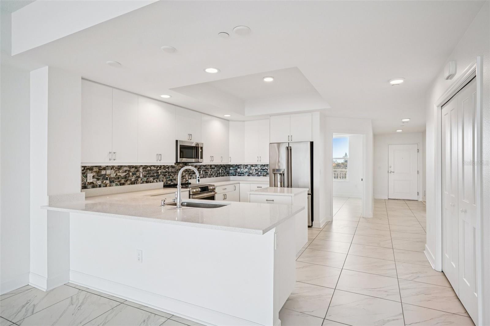 Listing photo id 15 for 125 Island Way 404