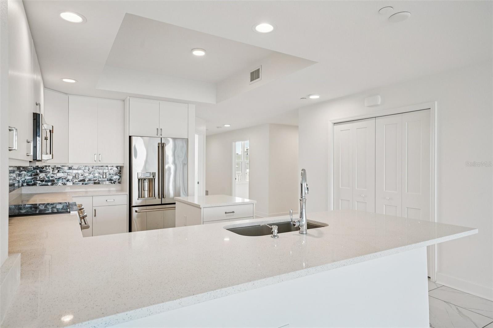 Listing photo id 16 for 125 Island Way 404