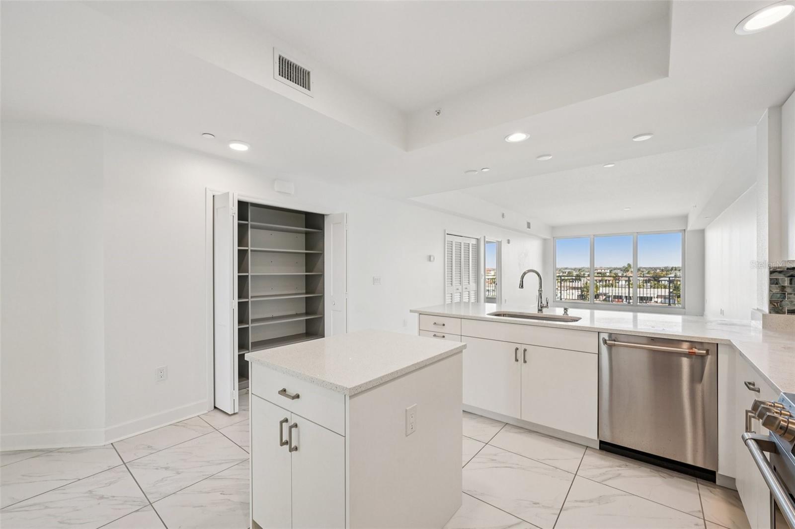 Listing photo id 18 for 125 Island Way 404