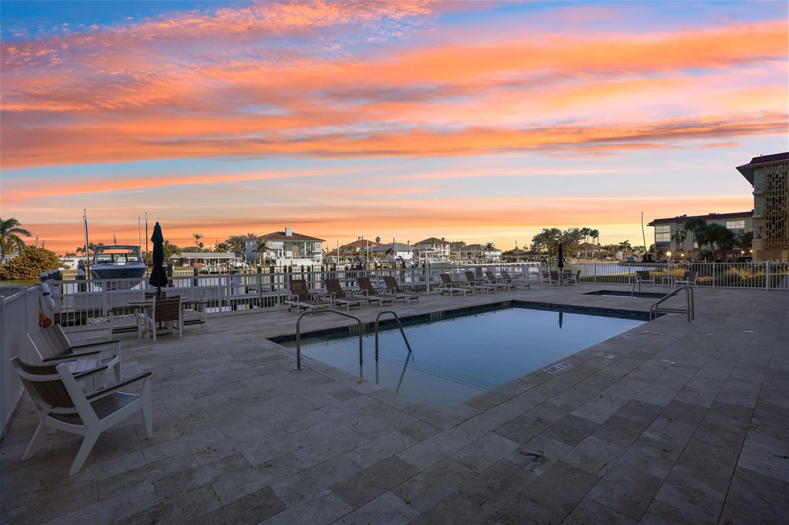 Listing photo id 32 for 125 Island Way 404