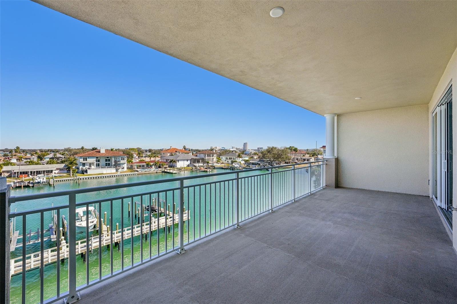 Listing photo id 4 for 125 Island Way 404