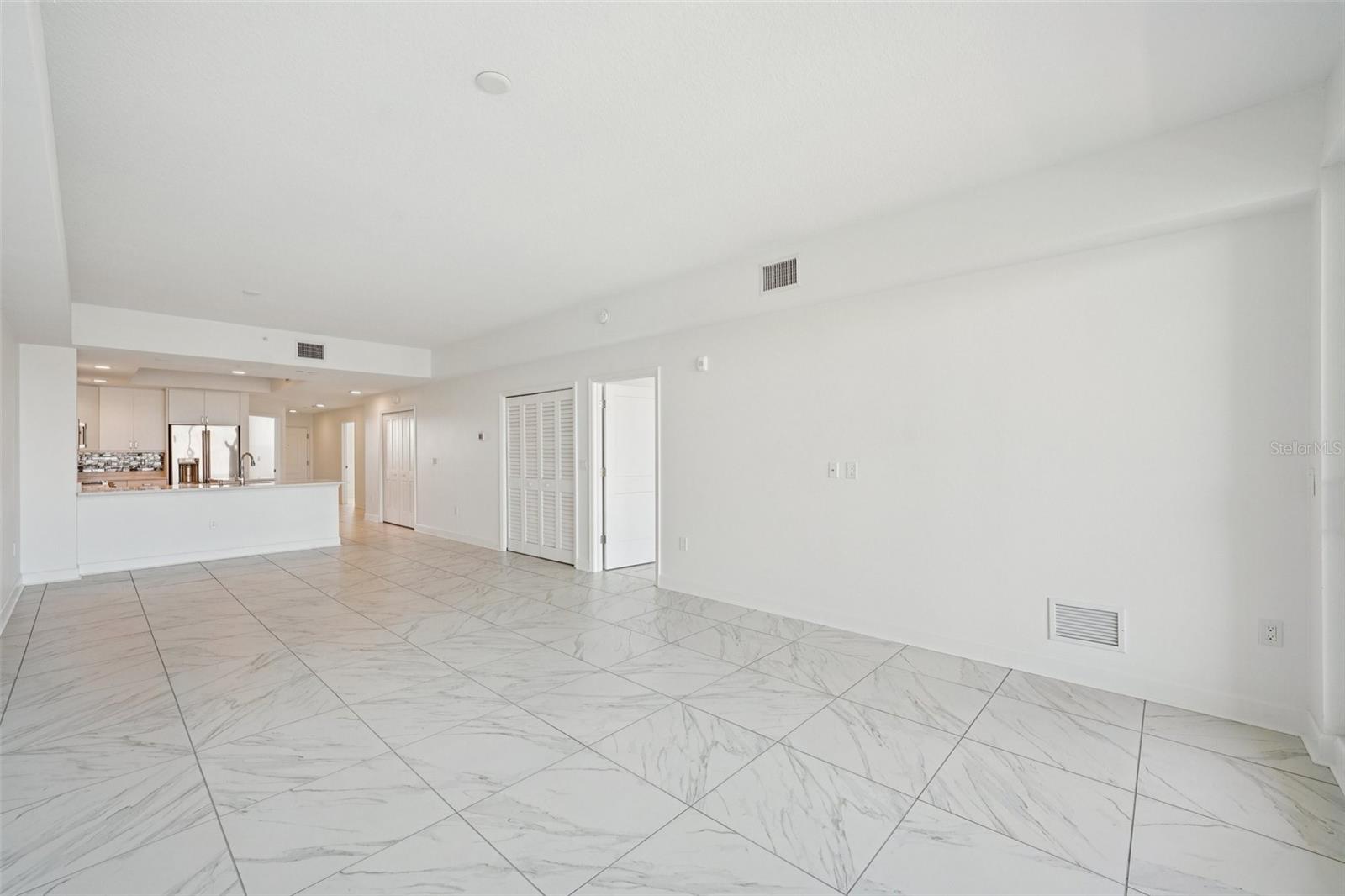 Listing photo id 6 for 125 Island Way 404