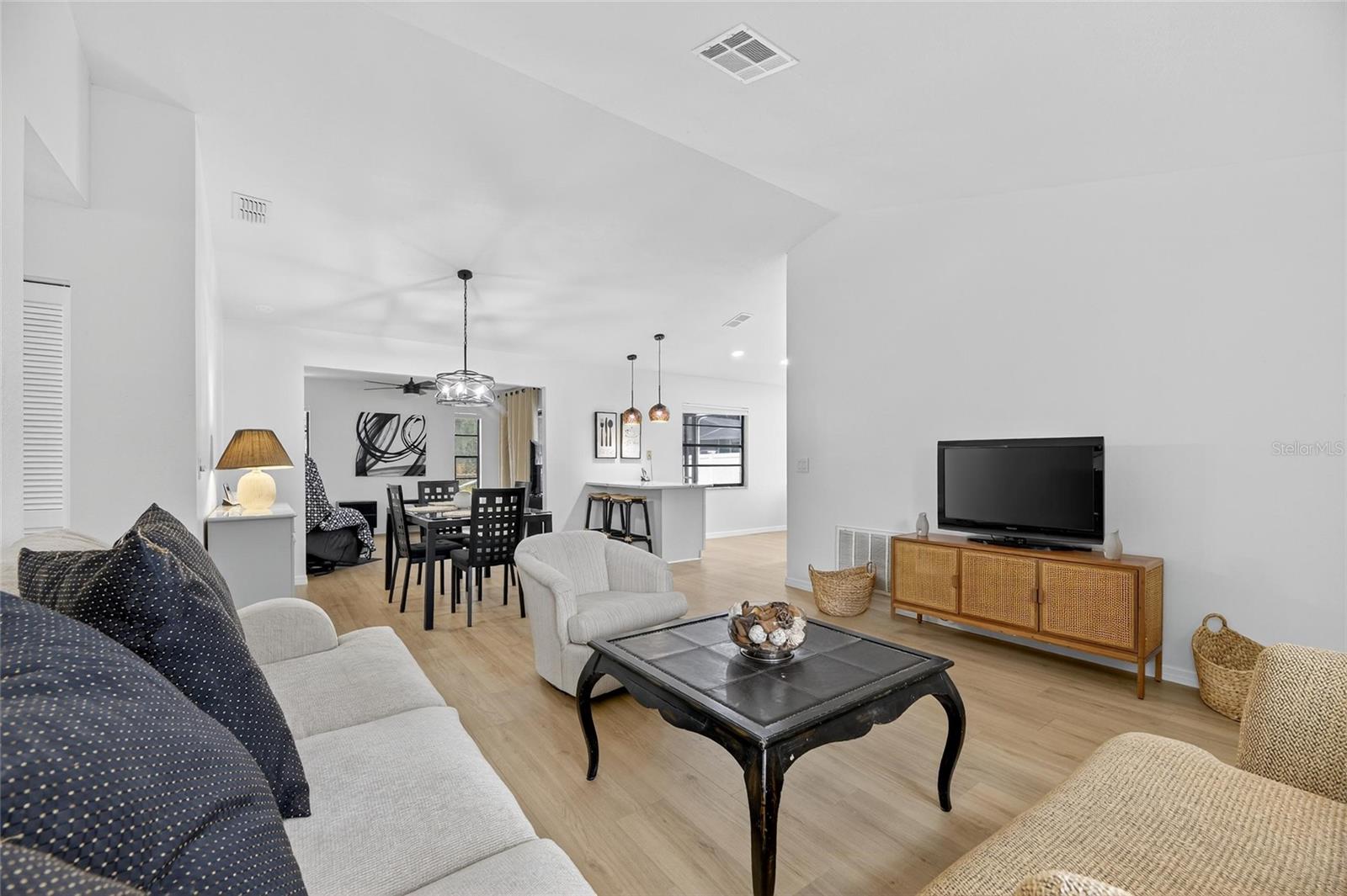 Image 10 of 34 For 8137 English Elm Circle