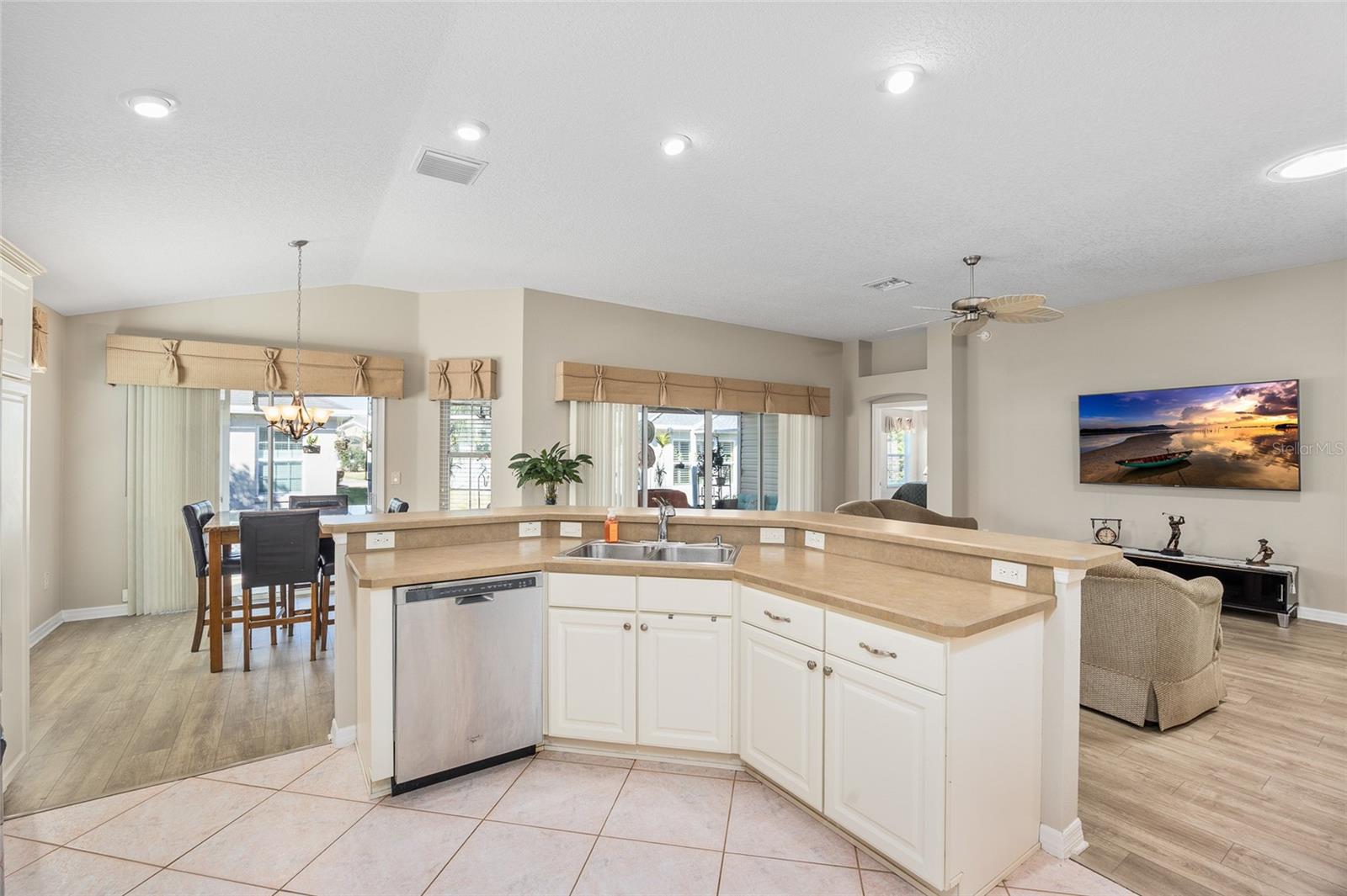 Image 15 of 37 For 3258 Sylewood Avenue