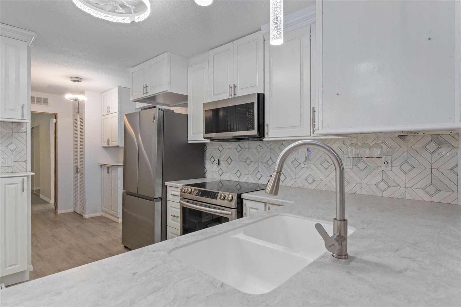 Image 11 of 39 For 193 Gladys Avenue