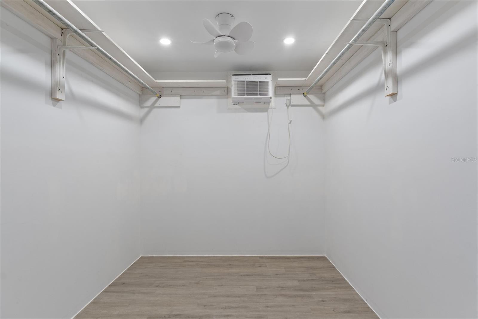 Image 21 of 39 For 193 Gladys Avenue