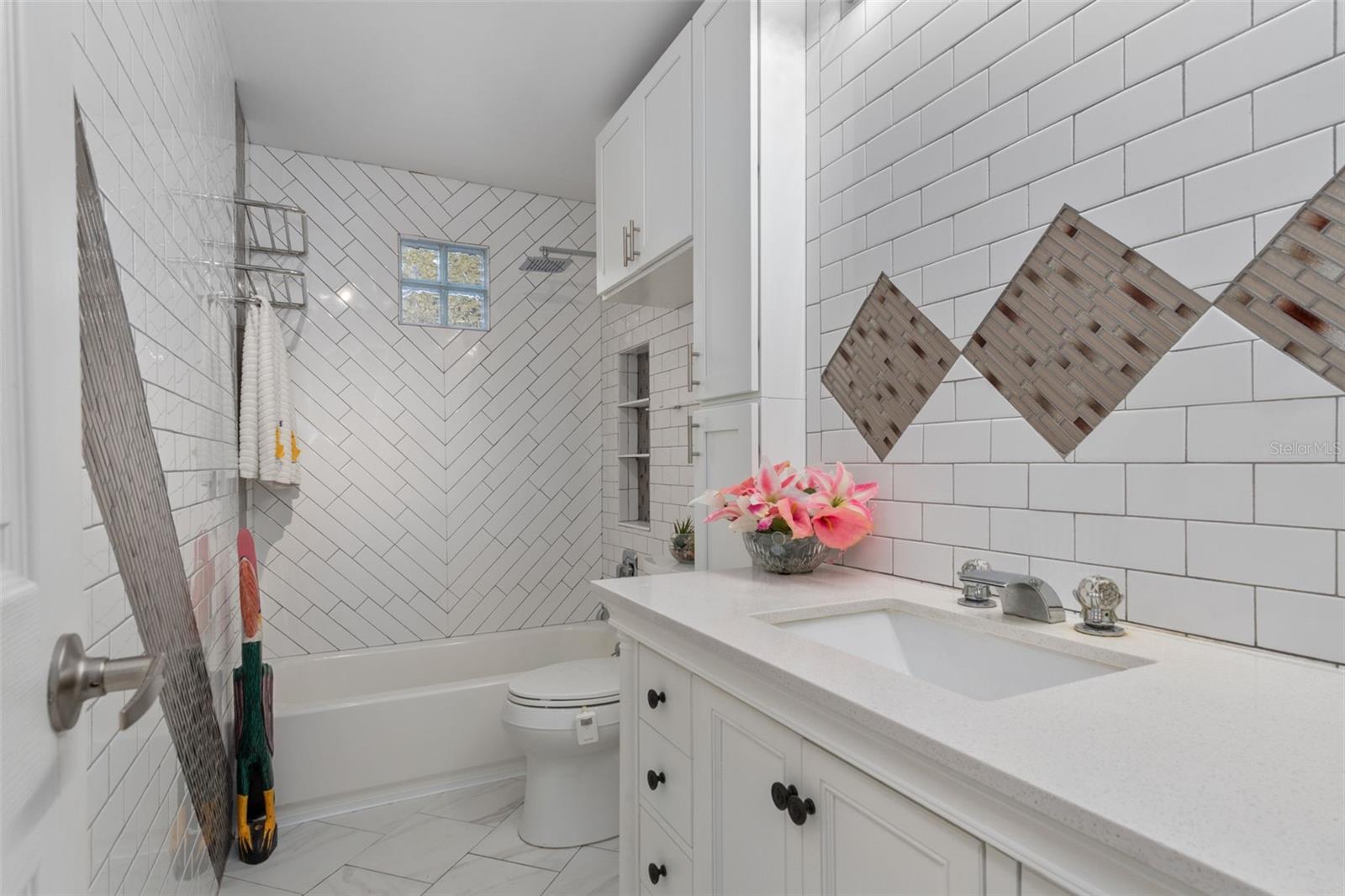 Image 24 of 39 For 193 Gladys Avenue