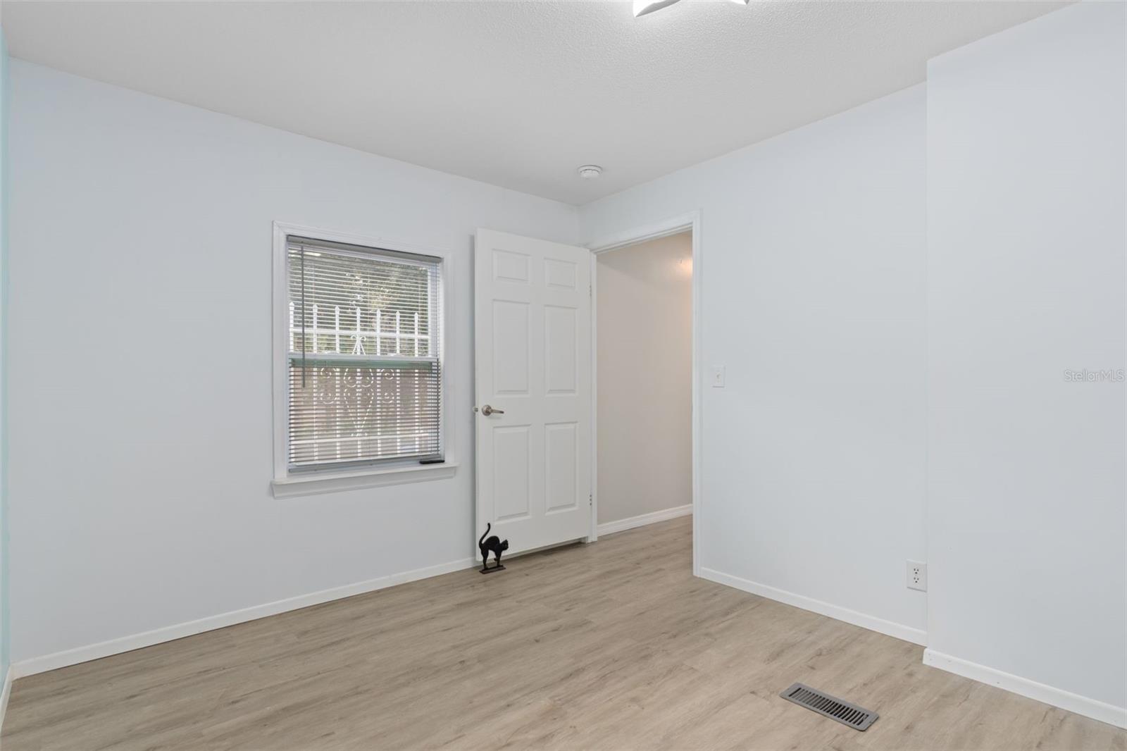 Image 28 of 39 For 193 Gladys Avenue