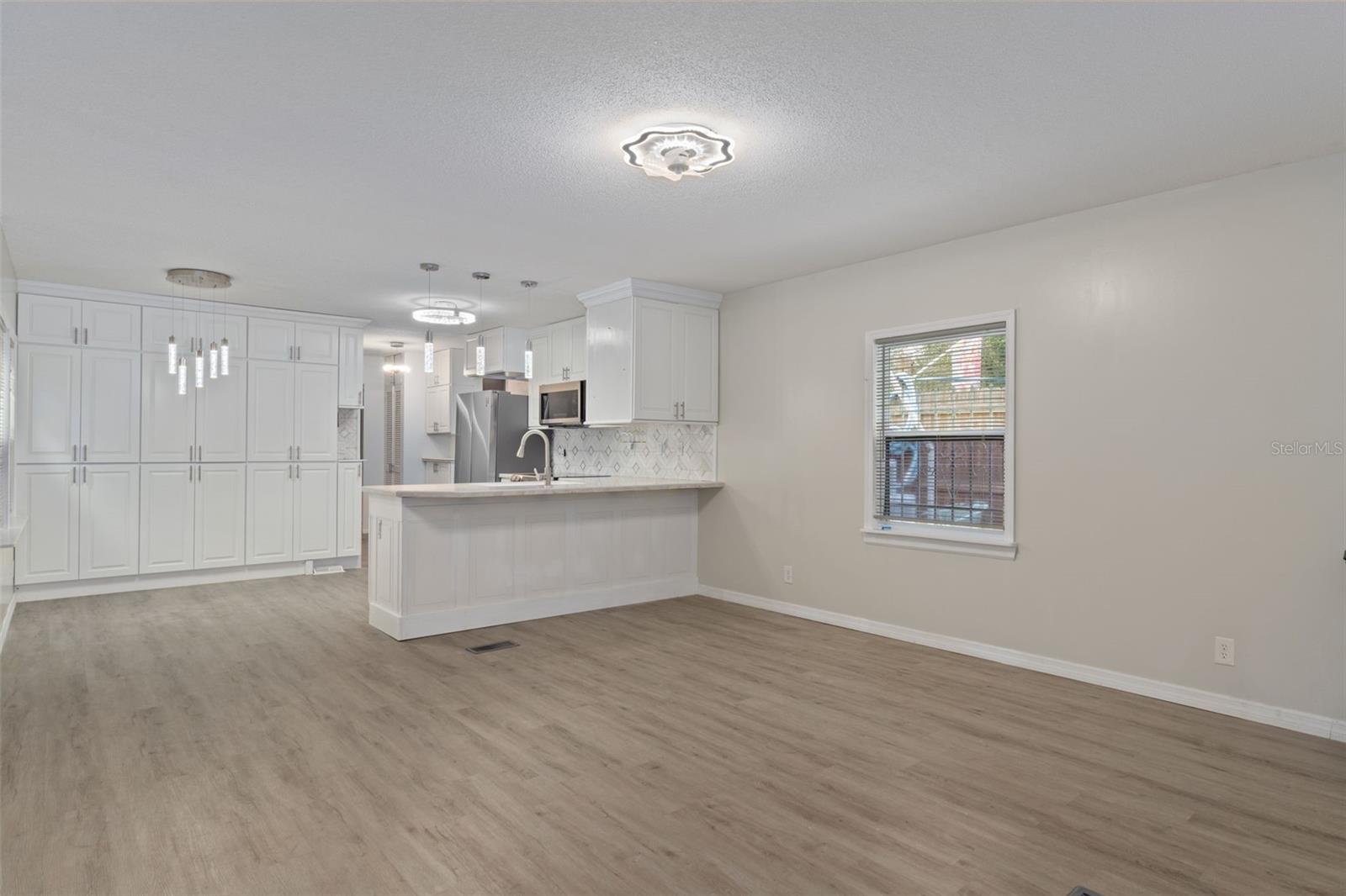 Image 7 of 39 For 193 Gladys Avenue