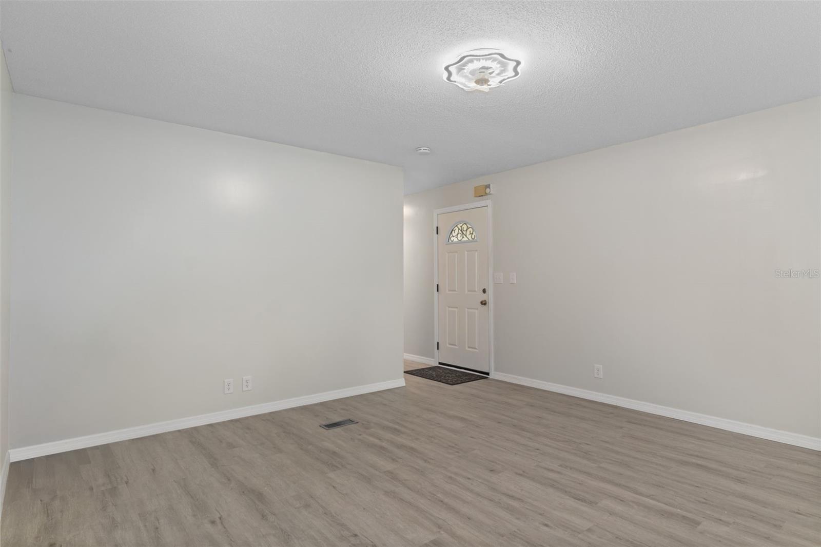 Image 9 of 39 For 193 Gladys Avenue