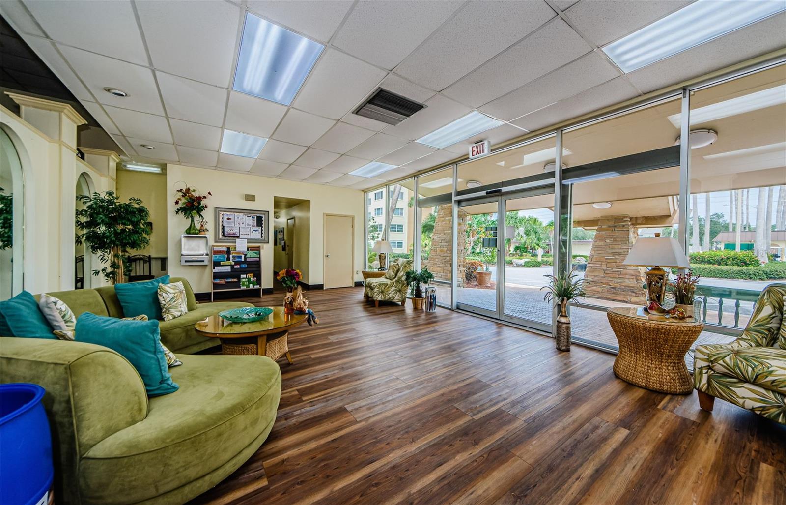 Image 37 of 54 For 4525 Cove Circle 604