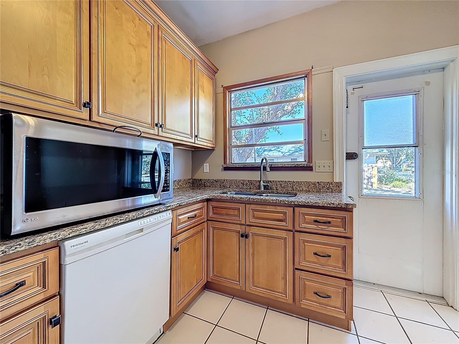 Listing photo id 9 for 1136 12th Street N