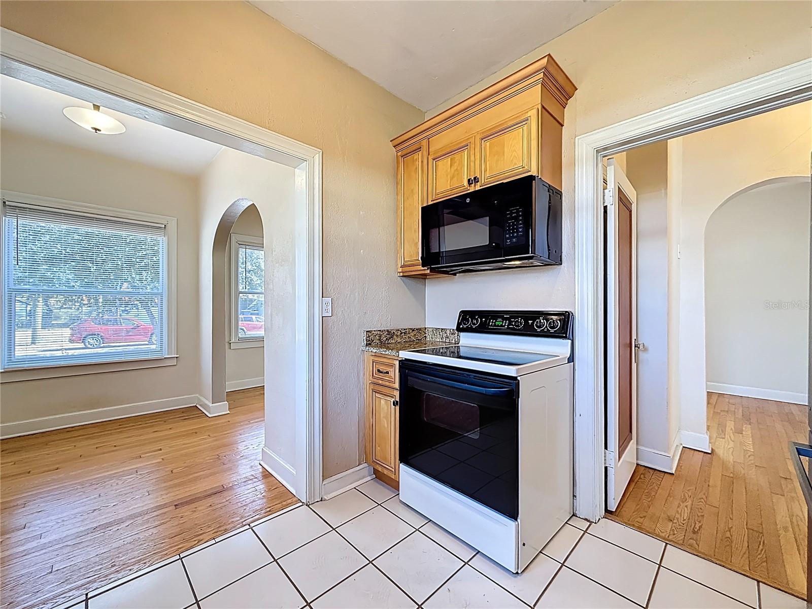 Listing photo id 10 for 1136 12th Street N